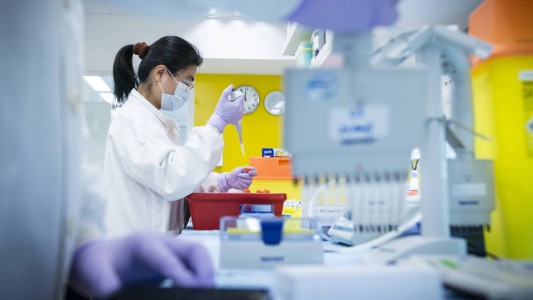 El medicamento de AstraZeneca para casos graves de coronavirus comenzó a ser evaluado en Europa