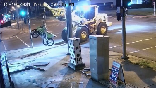 Con una excavadora rompe una vidriera, roba dos motos y es perseguido por la policía