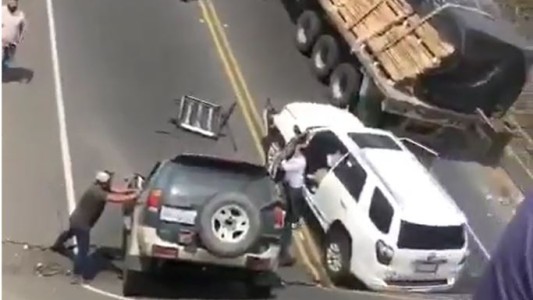 Colapsó un puente dejando cinco heridos y varios vehículos atrapados