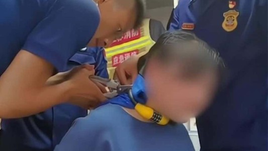 Un nene puso un candado en el cuello de su madre como una broma pero se olvidó la combinación