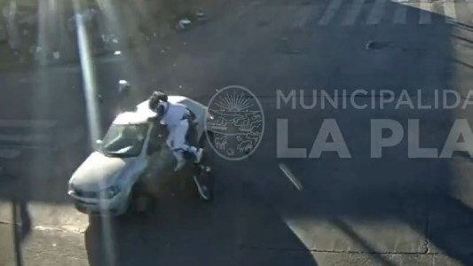 El momento en que un auto cruza en rojo y atropella a un motociclista