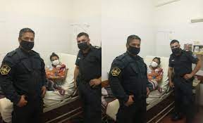 Policías que realizaban un allanamiento en Isidro Casanova participaron del parto de un varón