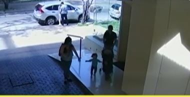 Una mujer con flores en la mano ayuda a entrar a saqueadores de edificios en La Plata