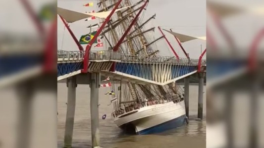 Video: Buque escuela de la Marina de Brasil chocó contra un puente en Ecuador