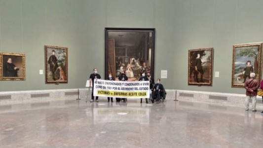 Protesta de sobrevivientes de envenenamiento masivo dentro del Museo del Prado