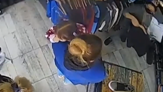 Robó con una nena a upa: se llevó más de $30.000 en mercadería