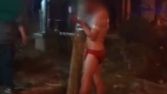 Los vecinos lo desnudaron por robar, lo ataron y entregaron a la Policía: a las horas, quedó libre