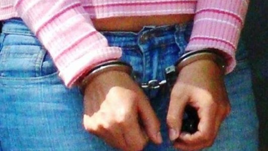 Acusan a una joven de atacar a rasguños a su madre y hermanas