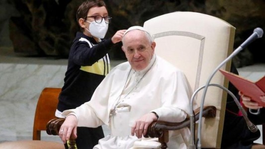 El curioso momento del Papa y un niño que le quiso "robar" el solideo durante la Audiencia