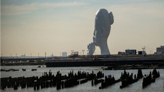 Una imponente estatua de un rostro de mujer asombra a Nueva York