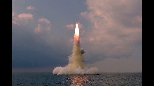 Corea del Norte probó un nuevo misil balístico lanzado por un submarino