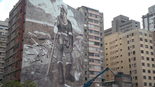 Un mural con cenizas de los incendios amazónicos contra la destrucción ambiental