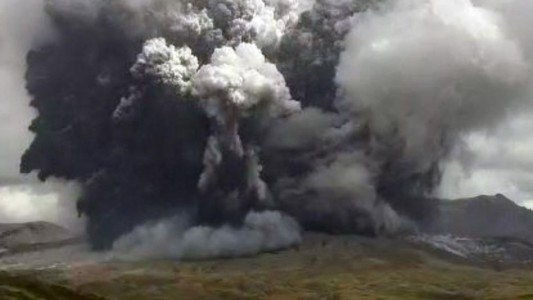 Impresionantes imágenes del momento en que el Monte Aso entra en erupción