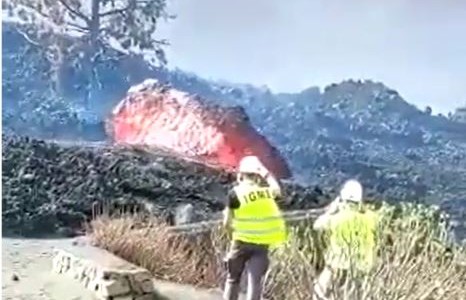 El momento en que la lava del volcán de La Palma arrastra una enorme roca