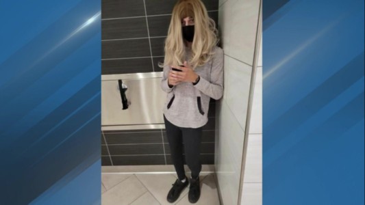 Detuvieron a un joven que se disfrazaba de mujer para grabar a nenas en el baño