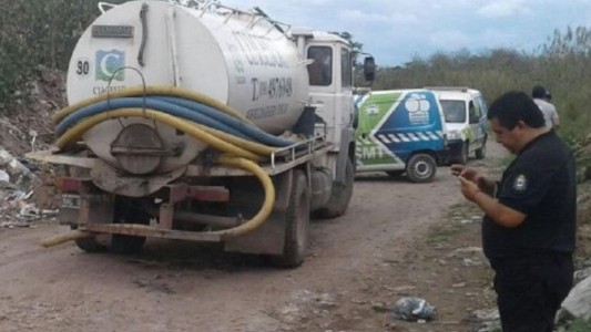 Vecino sorprende a camión arrojando líquidos cloacales al río en Tucumán