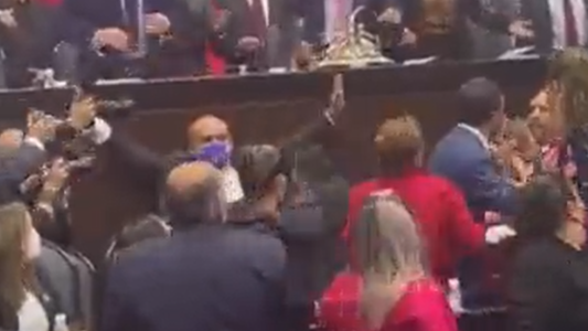 Corridas, empujones y gritos: escándalo en la Cámara de Diputados de México