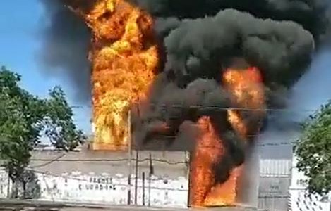 Explosión y llamas en un depósito de Valentín Alsina