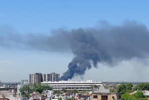 Combaten un incendio en una fábrica de pinturas en Valentín Alsina