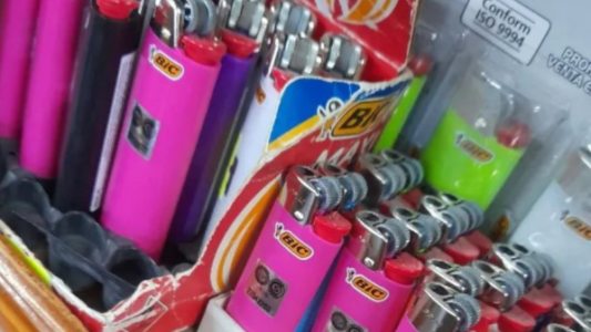 Se quejó porque los hombres "no llevan el encendedor si es rosa" y recibió todo tipo de comentarios en redes