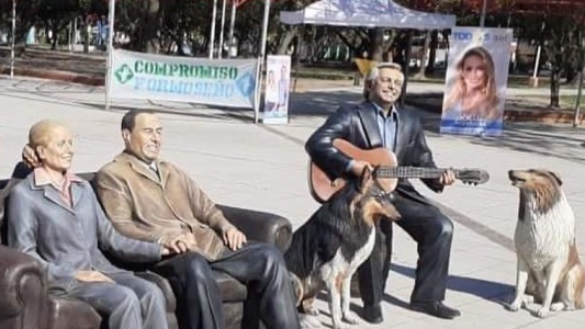 Instalaron una estatua de Alberto y Dylan junto a la de Evita y Perón