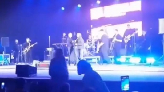 Cantante le da un cabezazo a un espectador que sube al escenario y casi lo desmaya