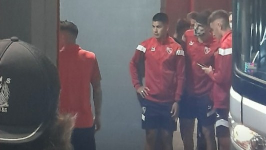 Barras ingresaron al vestuario de Independiente, increparon a los jugadores y se llevaron ropa