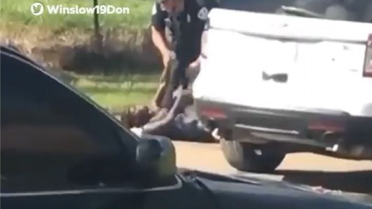 El momento en que un policía golpea brutalmente a una joven contra el suelo