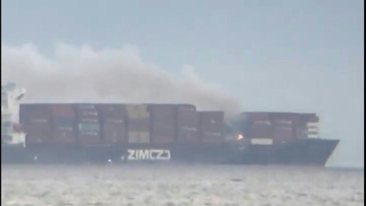 Incendio de barco de carga despide gases tóxicos en la costa de Canadá