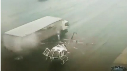 Así fue el insólito choque de un camión con un helicóptero en la autopista