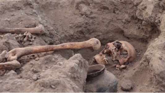 Descubren restos de 29 personas con más de mil años de antigüedad en Perú
