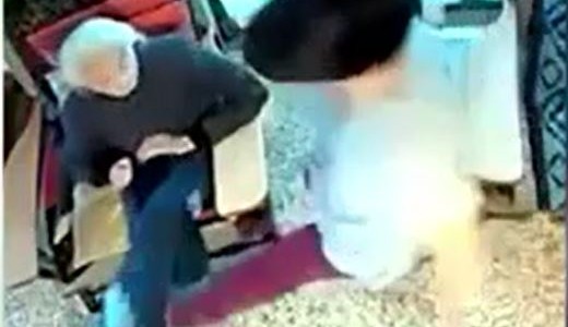 Así torturaba con golpes y patadas a una mujer de 100 años que debía cuidar