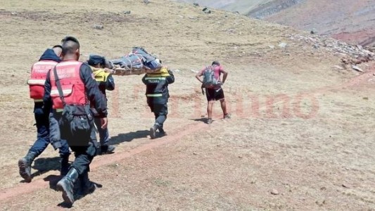 Rescatan a un joven que se hallaba herido y deshidratado tras desbarrancar en un cerro de Jujuy