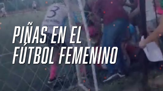 Un partido de fútbol femenino terminó a las piñas y tuvo que intervenir la policía - #FlashChat