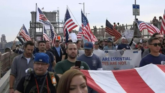 Miles de bomberos protestan contra la vacunación obligatoria