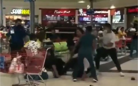 Batalla campal por una mesa en el patio de comidas de un shopping