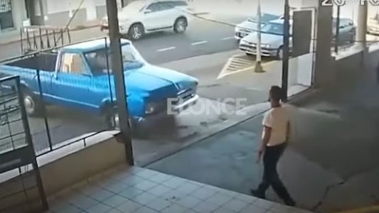 Video: Un infractor derribó el portón de un depósito municipal y se llevó su vehículo