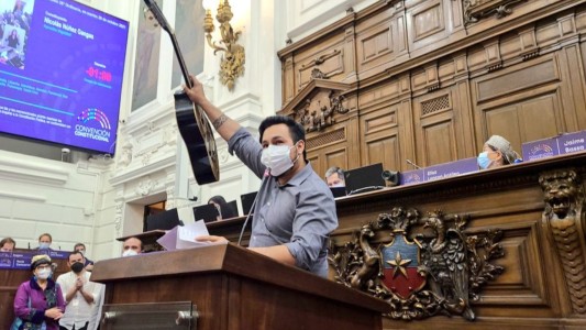 Dio un discurso musical en la asamblea para reformar la constitución en Chile