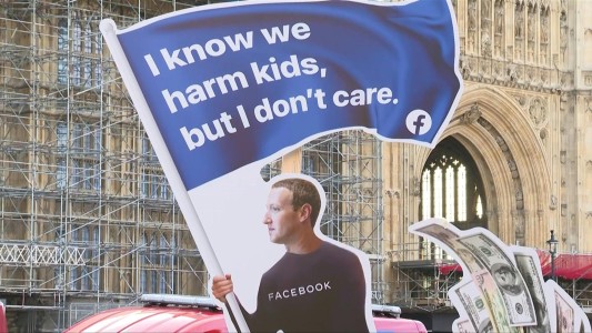 Los "Facebook Papers" y la declaración de una informante golpean a la plataforma