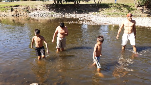 VIDEO: Se bañan en la desembocadura de las cloacas en el río Suquía