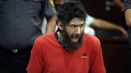 Dos testigos contaron haber escuchado gritos de mujer y tres disparos en la casa del "hombre gato"