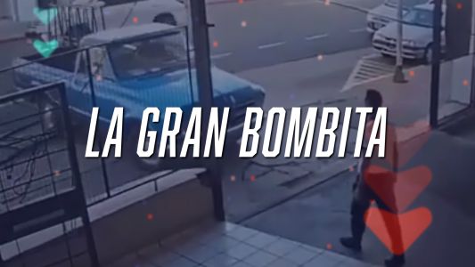 Infractor buscó la camioneta de un depósito municipal y se la llevó tirando abajo un portón - #FlashChat