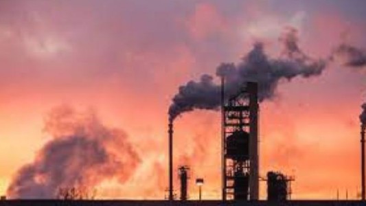 Anuncian desinversiones en combustibles fósiles por 4.200 millones de dólares