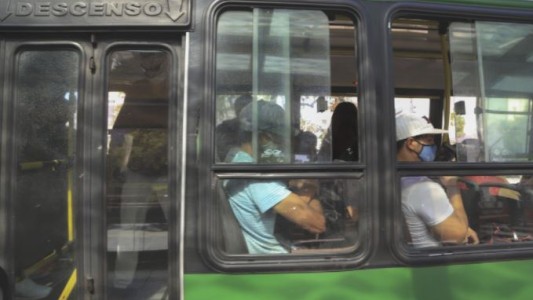 Encuesta posconfinamiento: el 73.7% volvió a la oficina y el 76,7% viaja en subte, colectivo y tren