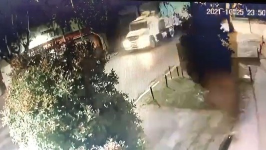 El momento en que un camión choca el cableado eléctrico y deja sin luz al barrio