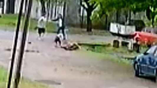 Video: Simulan violencia de género y le dan una paliza