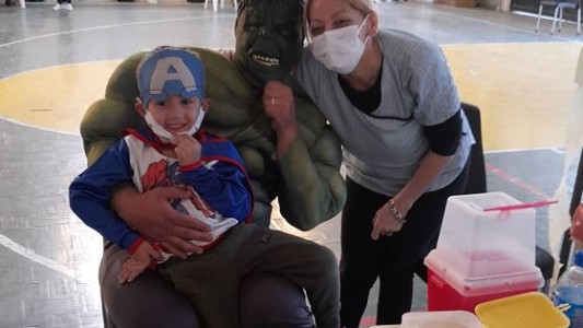 Video: El "Increíble Hulk" acompañó a su hijo a vacunarse