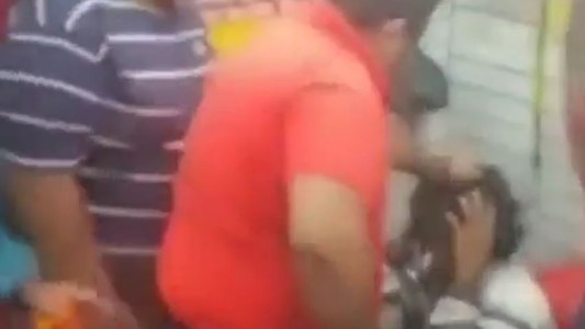 Así golpearon brutalmente a delincuente que robó en un local