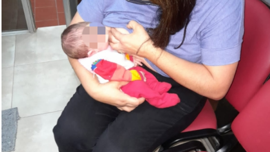 Gesto de amor: una comisaria dio de amamantar a una bebé que llevaba horas sin alimento