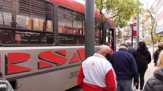 Video: Chofer discutió con pasajeros y abandonó el colectivo